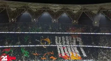 تيفو جماهير الأخضر يشعل المدرجات بلوحة فنية أسطورية في ملعب الإنماء